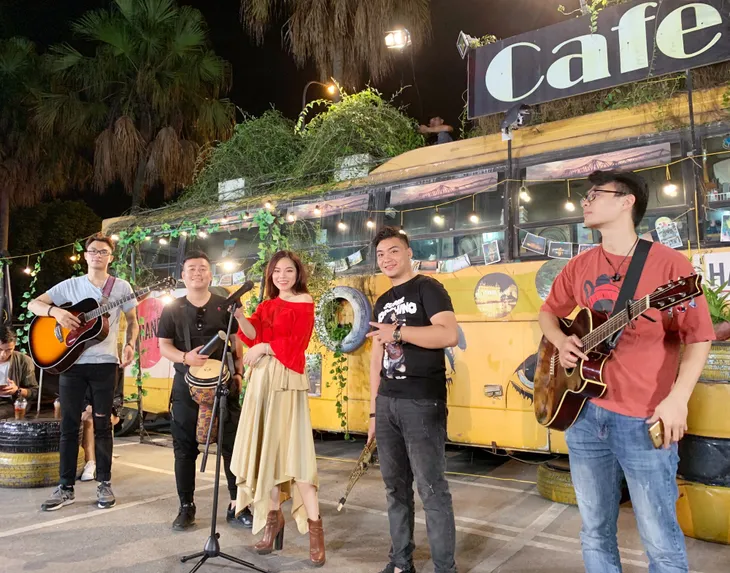 Sao mai Mai Diệu Ly trẻ hoá ca khúc “Ngẫu hứng phố” của Trần Tiến - Ảnh 2. Sao mai Mai Diệu Ly trẻ hoá ca khúc “Ngẫu hứng phố” của Trần Tiến - Ảnh 2.