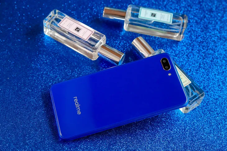 Smartphone tai thỏ giá 2,5 triệu đồng bản màu xanh được bán tại Việt Nam - Ảnh 1. Smartphone tai thỏ giá 2,5 triệu đồng bản màu xanh được bán tại Việt Nam - Ảnh 1.
