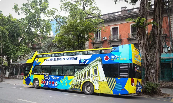 Trải nghiệm phong cách trẻ trung, mới mẻ trên xe bus mui trần số 2 - Ảnh 2. Trải nghiệm phong cách trẻ trung, mới mẻ trên xe bus mui trần số 2 - Ảnh 2.
