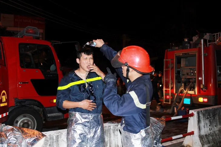 Cháy bãi chứa xe bồn tại Nha Trang, Khánh Hòa - Ảnh 4. Cháy bãi chứa xe bồn tại Nha Trang, Khánh Hòa - Ảnh 4.
