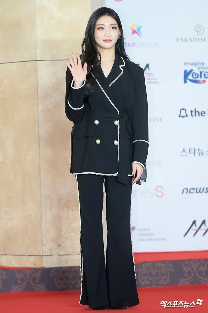 Thảm đỏ Asia Artist Awards 2018: YoonA, IU đẹp khuynh đảo, Suzy quyến rũ vì trang phục hở bạo - Ảnh 13. Thảm đỏ Asia Artist Awards 2018: YoonA, IU đẹp khuynh đảo, Suzy quyến rũ vì trang phục hở bạo - Ảnh 13.