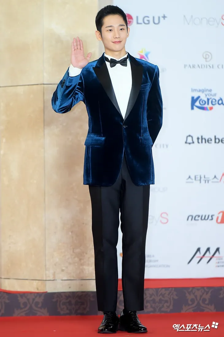 Thảm đỏ Asia Artist Awards 2018: YoonA, IU đẹp khuynh đảo, Suzy quyến rũ vì trang phục hở bạo - Ảnh 12. Thảm đỏ Asia Artist Awards 2018: YoonA, IU đẹp khuynh đảo, Suzy quyến rũ vì trang phục hở bạo - Ảnh 12.