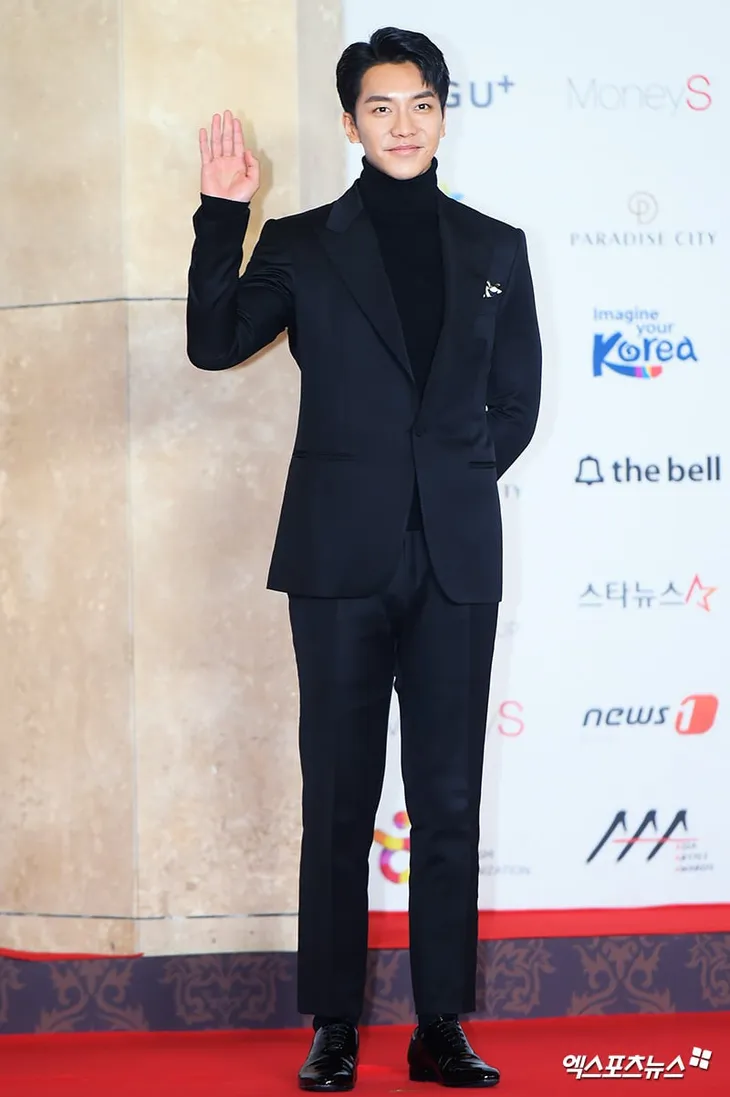 Thảm đỏ Asia Artist Awards 2018: YoonA, IU đẹp khuynh đảo, Suzy quyến rũ vì trang phục hở bạo - Ảnh 10. Thảm đỏ Asia Artist Awards 2018: YoonA, IU đẹp khuynh đảo, Suzy quyến rũ vì trang phục hở bạo - Ảnh 10.
