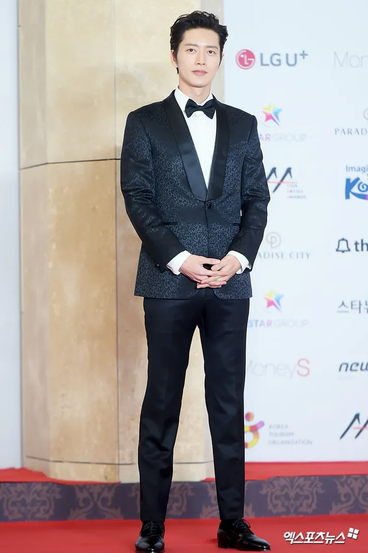 Thảm đỏ Asia Artist Awards 2018: YoonA, IU đẹp khuynh đảo, Suzy quyến rũ vì trang phục hở bạo - Ảnh 7. Thảm đỏ Asia Artist Awards 2018: YoonA, IU đẹp khuynh đảo, Suzy quyến rũ vì trang phục hở bạo - Ảnh 7.