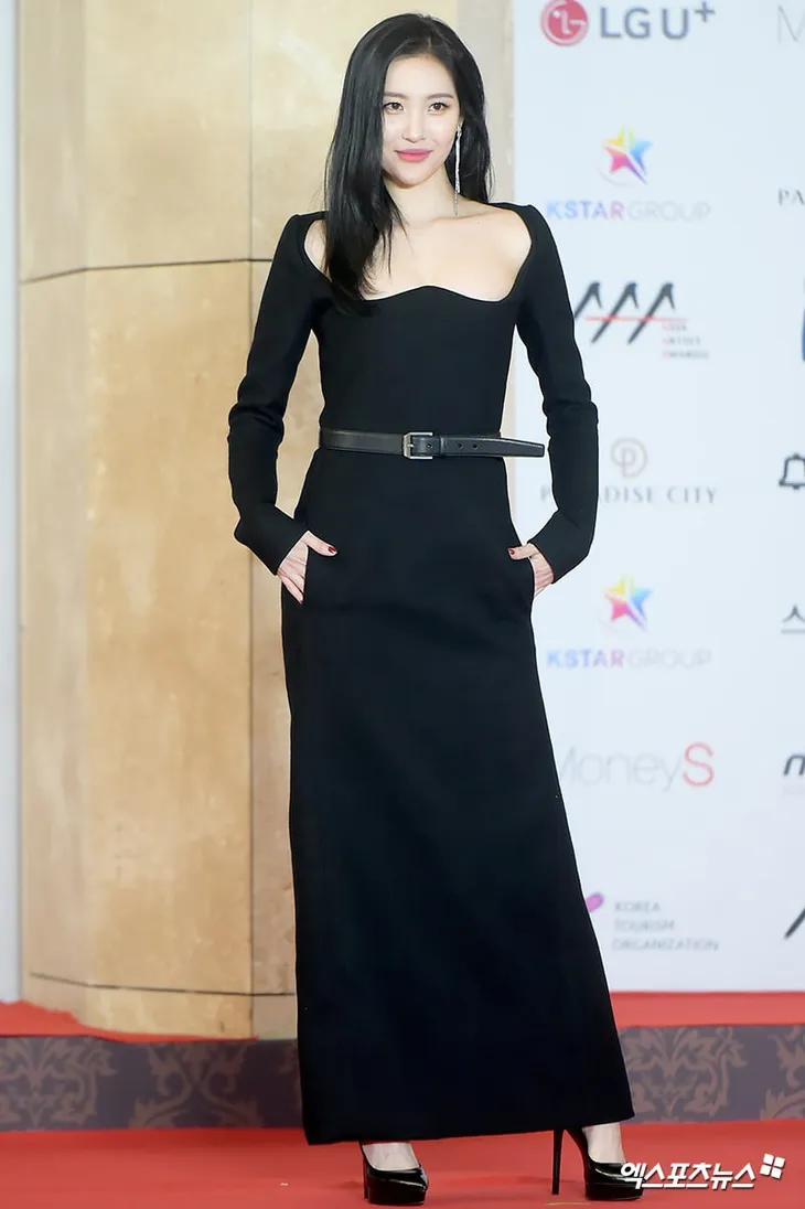 Thảm đỏ Asia Artist Awards 2018: YoonA, IU đẹp khuynh đảo, Suzy quyến rũ vì trang phục hở bạo - Ảnh 6. Thảm đỏ Asia Artist Awards 2018: YoonA, IU đẹp khuynh đảo, Suzy quyến rũ vì trang phục hở bạo - Ảnh 6.