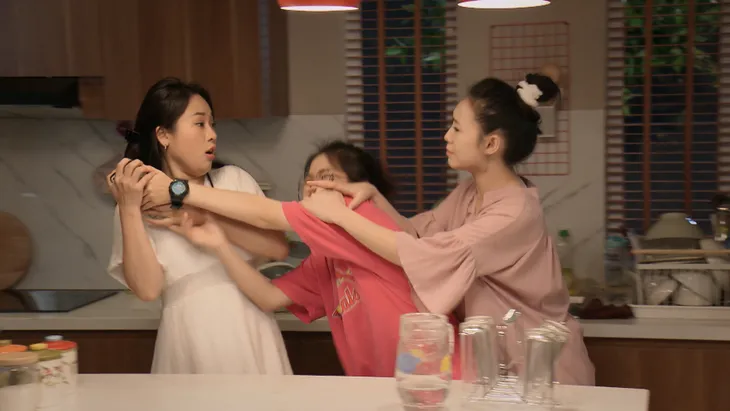 Mẹ ơi, bố đâu rồi? - Tập 14: Ly (Quỳnh Kool) phấn khích quá đà khi gặp Hoa hậu Đỗ Mỹ Linh - Ảnh 8. Mẹ ơi, bố đâu rồi? - Tập 14: Ly (Quỳnh Kool) phấn khích quá đà khi gặp Hoa hậu Đỗ Mỹ Linh - Ảnh 8.