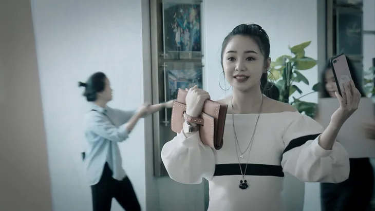 Mẹ ơi, bố đâu rồi? - Tập 14: Ly (Quỳnh Kool) phấn khích quá đà khi gặp Hoa hậu Đỗ Mỹ Linh - Ảnh 7. Mẹ ơi, bố đâu rồi? - Tập 14: Ly (Quỳnh Kool) phấn khích quá đà khi gặp Hoa hậu Đỗ Mỹ Linh - Ảnh 7.