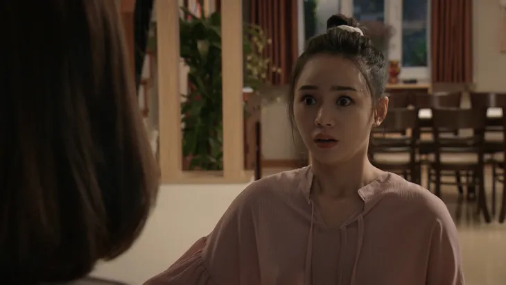 Mẹ ơi, bố đâu rồi? - Tập 14: Ly (Quỳnh Kool) phấn khích quá đà khi gặp Hoa hậu Đỗ Mỹ Linh - Ảnh 9. Mẹ ơi, bố đâu rồi? - Tập 14: Ly (Quỳnh Kool) phấn khích quá đà khi gặp Hoa hậu Đỗ Mỹ Linh - Ảnh 9.