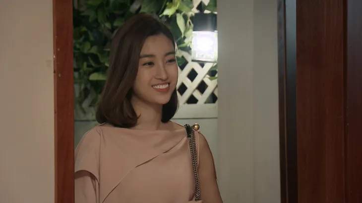Mẹ ơi, bố đâu rồi? - Tập 14: Ly (Quỳnh Kool) phấn khích quá đà khi gặp Hoa hậu Đỗ Mỹ Linh - Ảnh 10. Mẹ ơi, bố đâu rồi? - Tập 14: Ly (Quỳnh Kool) phấn khích quá đà khi gặp Hoa hậu Đỗ Mỹ Linh - Ảnh 10.