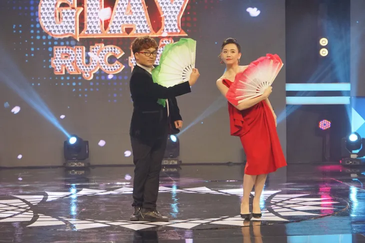 Hari Won trổ tài múa quạt điêu luyện cùng Đại Nghĩa tại 100 giây rực rỡ - Ảnh 1. Hari Won trổ tài múa quạt điêu luyện cùng Đại Nghĩa tại 100 giây rực rỡ - Ảnh 1.