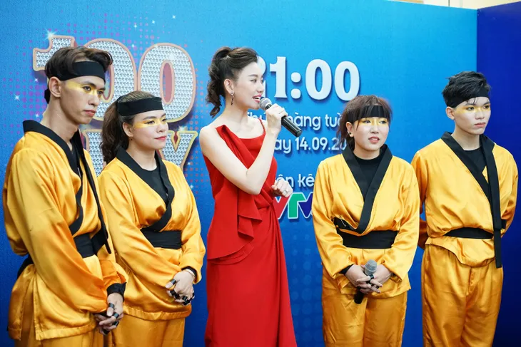 Học trò Hà Hồ mang hit của Karik và Orange đến 100 giây rực rỡ - Ảnh 2. Học trò Hà Hồ mang hit của Karik và Orange đến 100 giây rực rỡ - Ảnh 2.
