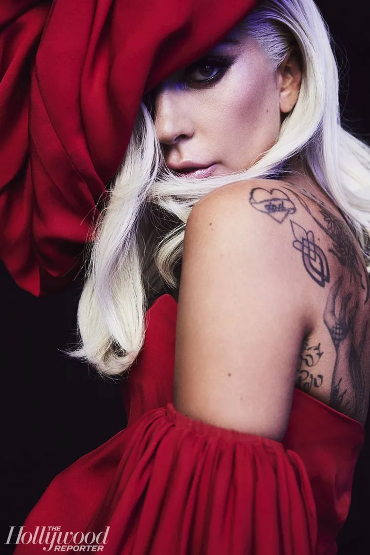 Lady Gaga cực quyến rũ với sắc đỏ - Ảnh 2. Lady Gaga cực quyến rũ với sắc đỏ - Ảnh 2.