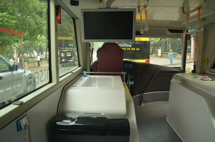 Trải nghiệm phong cách trẻ trung, mới mẻ trên xe bus mui trần số 2 - Ảnh 3. Trải nghiệm phong cách trẻ trung, mới mẻ trên xe bus mui trần số 2 - Ảnh 3.