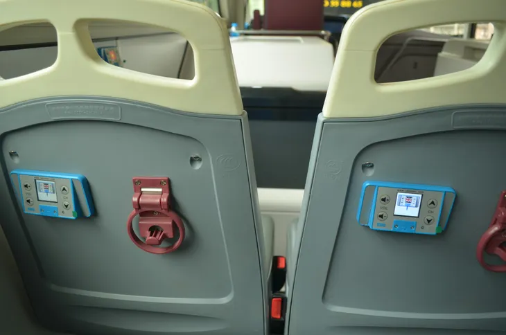 Trải nghiệm phong cách trẻ trung, mới mẻ trên xe bus mui trần số 2 - Ảnh 4. Trải nghiệm phong cách trẻ trung, mới mẻ trên xe bus mui trần số 2 - Ảnh 4.