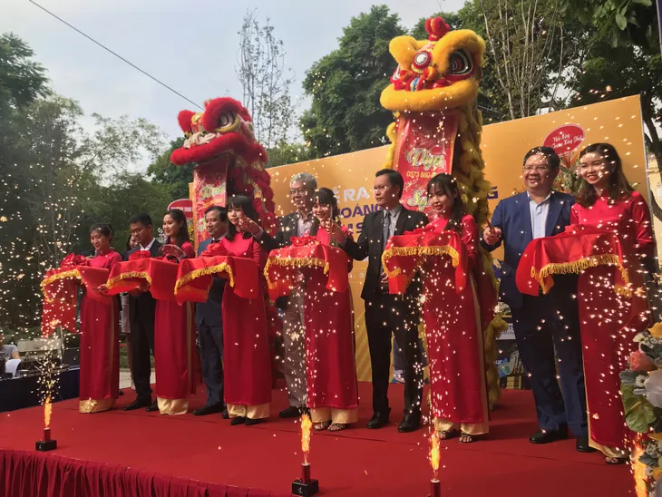 Trải nghiệm phong cách trẻ trung, mới mẻ trên xe bus mui trần số 2 - Ảnh 1. Trải nghiệm phong cách trẻ trung, mới mẻ trên xe bus mui trần số 2 - Ảnh 1.