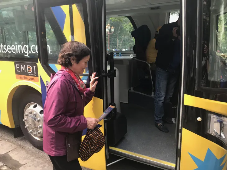 Trải nghiệm phong cách trẻ trung, mới mẻ trên xe bus mui trần số 2 - Ảnh 7. Trải nghiệm phong cách trẻ trung, mới mẻ trên xe bus mui trần số 2 - Ảnh 7.