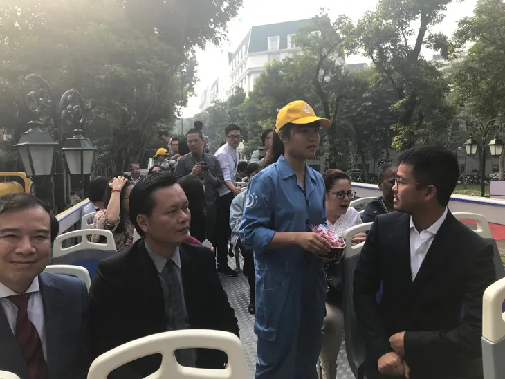 Trải nghiệm phong cách trẻ trung, mới mẻ trên xe bus mui trần số 2 - Ảnh 8. Trải nghiệm phong cách trẻ trung, mới mẻ trên xe bus mui trần số 2 - Ảnh 8.