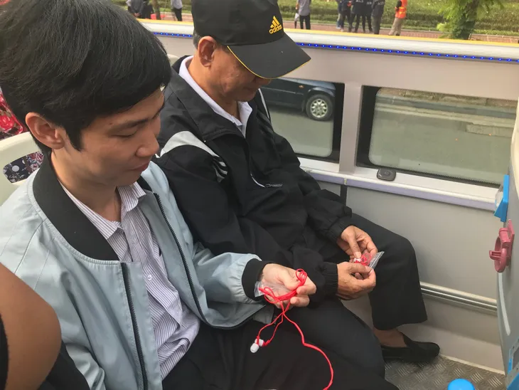 Trải nghiệm phong cách trẻ trung, mới mẻ trên xe bus mui trần số 2 - Ảnh 9. Trải nghiệm phong cách trẻ trung, mới mẻ trên xe bus mui trần số 2 - Ảnh 9.
