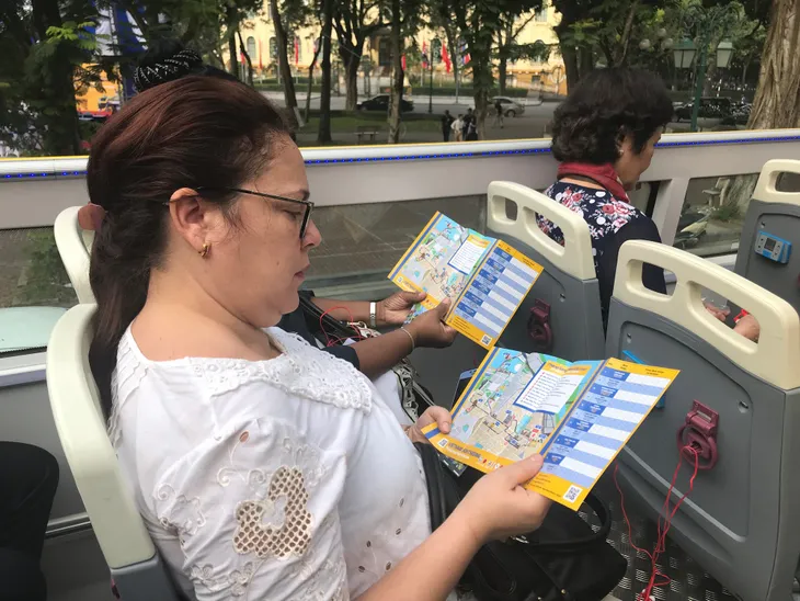 Trải nghiệm phong cách trẻ trung, mới mẻ trên xe bus mui trần số 2 - Ảnh 10. Trải nghiệm phong cách trẻ trung, mới mẻ trên xe bus mui trần số 2 - Ảnh 10.