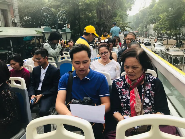 Trải nghiệm phong cách trẻ trung, mới mẻ trên xe bus mui trần số 2 - Ảnh 11. Trải nghiệm phong cách trẻ trung, mới mẻ trên xe bus mui trần số 2 - Ảnh 11.