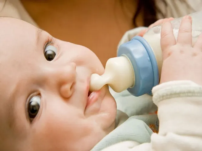 10 dấu hiệu cho thấy mẹ đã cho bé sơ sinh ăn nhiều hơn cần thiết - Ảnh 6.