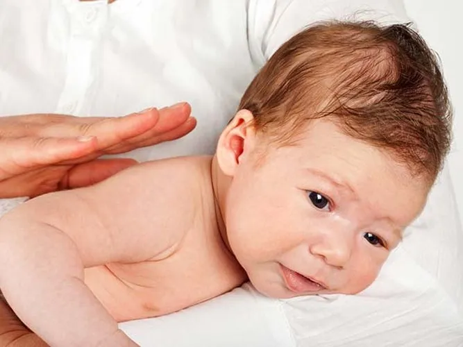 10 dấu hiệu cho thấy mẹ đã cho bé sơ sinh ăn nhiều hơn cần thiết - Ảnh 8.