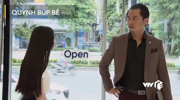 Quỳnh búp bê - Tập 23: Xem clip đánh ghen, bố dượng của Quỳnh bất ngờ đi tìm con gái - Ảnh 1. Quỳnh búp bê - Tập 23: Xem clip đánh ghen, bố dượng của Quỳnh bất ngờ đi tìm con gái - Ảnh 1.