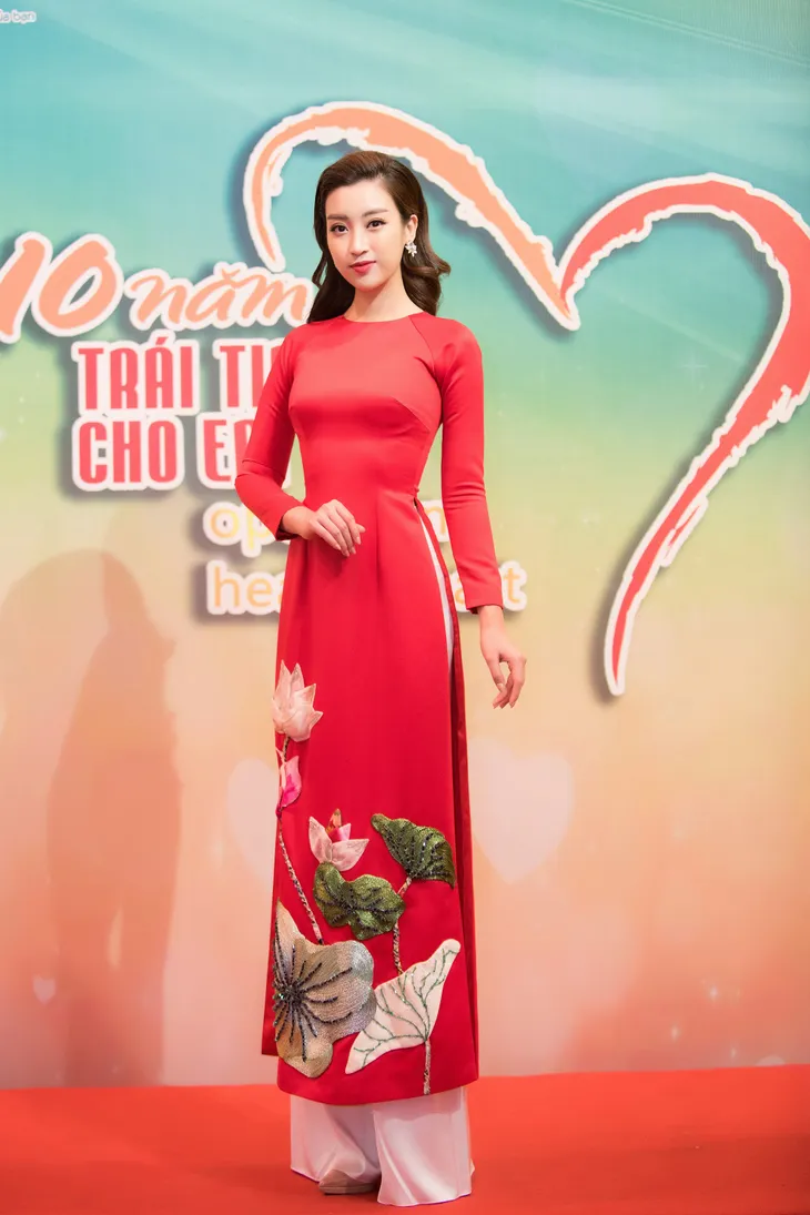 Hoa hậu Đỗ Mỹ Linh rạng ngời bên các em nhỏ trong Gala 10 năm Trái tim cho em - Ảnh 2.