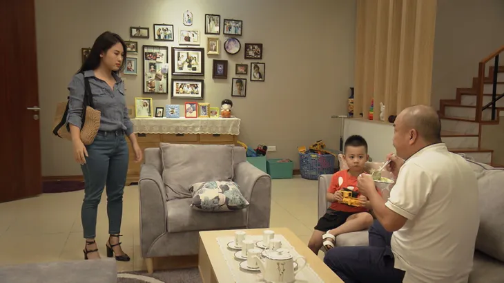 Mẹ ơi, bố đâu rồi? - Tập 1: Ông Mạnh (Hoàng Sơn) tự dưng rảnh rỗi nên quay ra quan tâm các con - Ảnh 10. Mẹ ơi, bố đâu rồi? - Tập 1: Ông Mạnh (Hoàng Sơn) tự dưng rảnh rỗi nên quay ra quan tâm các con - Ảnh 10.