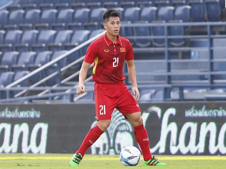 AFF Cup 2018: Trung vệ Đình Trọng lo ngại mặt sân của Lào ảnh hưởng tới ĐT Việt Nam - Ảnh 1. AFF Cup 2018: Trung vệ Đình Trọng lo ngại mặt sân của Lào ảnh hưởng tới ĐT Việt Nam - Ảnh 1.