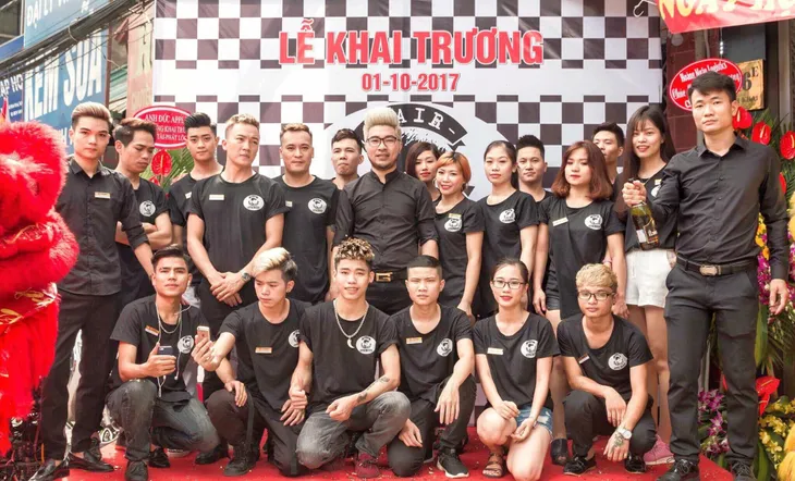 Dám nghĩ dám làm, anh thợ hớt tóc nhanh chóng thành ông chủ chuỗi salon tóc nam nổi tiếng Hà thành - Ảnh 2. Dám nghĩ dám làm, anh thợ hớt tóc nhanh chóng thành ông chủ chuỗi salon tóc nam nổi tiếng Hà thành - Ảnh 2.