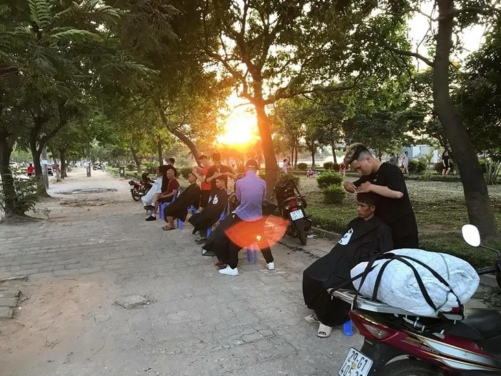 Dám nghĩ dám làm, anh thợ hớt tóc nhanh chóng thành ông chủ chuỗi salon tóc nam nổi tiếng Hà thành - Ảnh 4. Dám nghĩ dám làm, anh thợ hớt tóc nhanh chóng thành ông chủ chuỗi salon tóc nam nổi tiếng Hà thành - Ảnh 4.