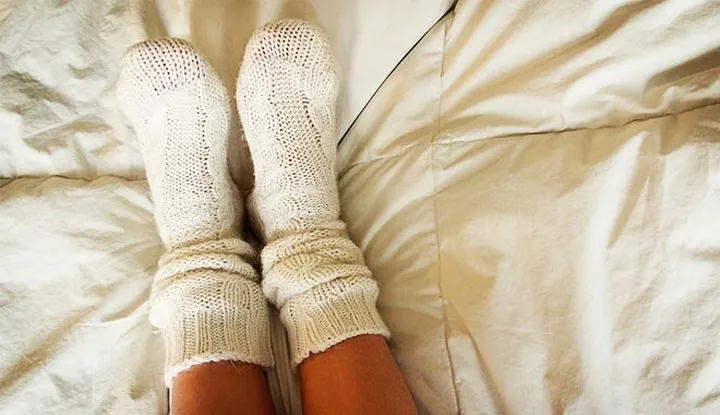 Mang tất ướt đi ngủ đem đến những tác dụng bất ngờ - Ảnh 1. Mang tất ướt đi ngủ đem đến những tác dụng bất ngờ - Ảnh 1.