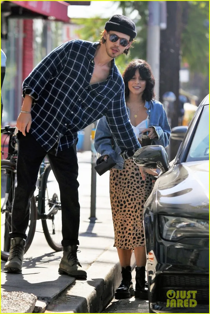 Fan của Vanessa Hudgens sốc với hình ảnh mới của thần tượng - Ảnh 1. Fan của Vanessa Hudgens sốc với hình ảnh mới của thần tượng - Ảnh 1.