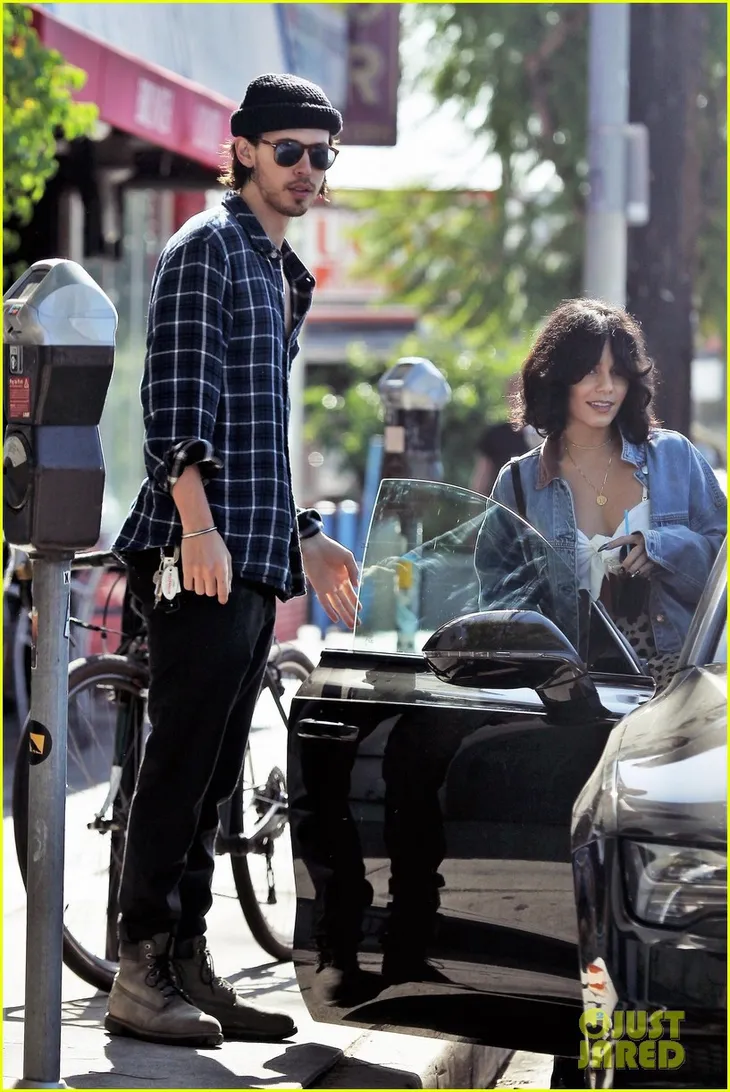 Fan của Vanessa Hudgens sốc với hình ảnh mới của thần tượng - Ảnh 3. Fan của Vanessa Hudgens sốc với hình ảnh mới của thần tượng - Ảnh 3.