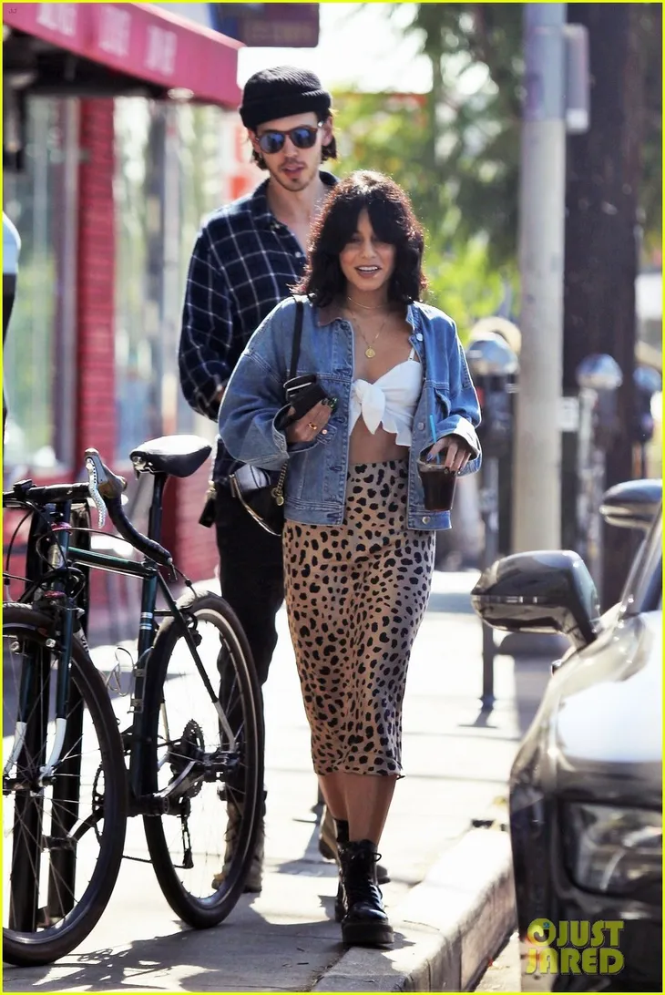 Fan của Vanessa Hudgens sốc với hình ảnh mới của thần tượng - Ảnh 4. Fan của Vanessa Hudgens sốc với hình ảnh mới của thần tượng - Ảnh 4.