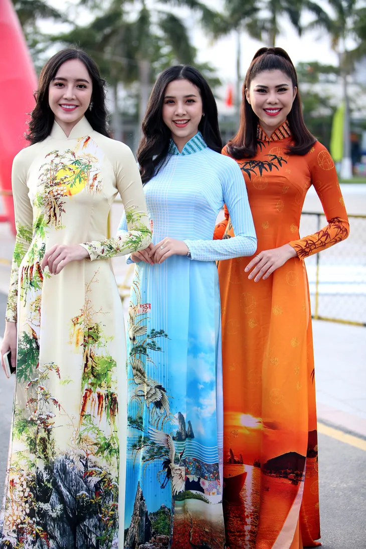 Á hậu Thuý An tham gia diễu hành xích lô tại quê nhà - Ảnh 4. Á hậu Thuý An tham gia diễu hành xích lô tại quê nhà - Ảnh 4.