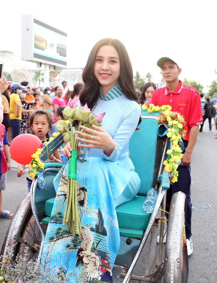 Á hậu Thuý An tham gia diễu hành xích lô tại quê nhà - Ảnh 3. Á hậu Thuý An tham gia diễu hành xích lô tại quê nhà - Ảnh 3.