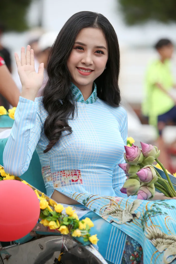 Á hậu Thuý An tham gia diễu hành xích lô tại quê nhà - Ảnh 1. Á hậu Thuý An tham gia diễu hành xích lô tại quê nhà - Ảnh 1.
