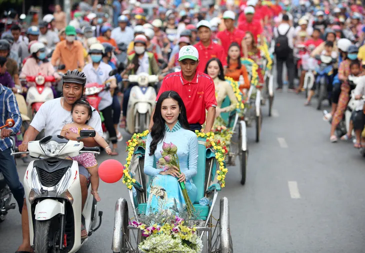 Á hậu Thuý An tham gia diễu hành xích lô tại quê nhà - Ảnh 2. Á hậu Thuý An tham gia diễu hành xích lô tại quê nhà - Ảnh 2.