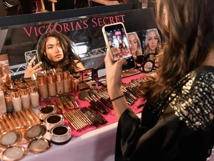 Khoảnh khắc rạng ngời sau sân khấu của dàn mẫu Victoria’s Secret Fashion Show 2018 - Ảnh 12. Khoảnh khắc rạng ngời sau sân khấu của dàn mẫu Victoria’s Secret Fashion Show 2018 - Ảnh 12.