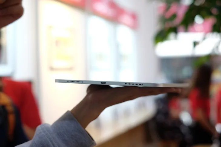 Trên tay siêu phẩm iPad Pro mới của Apple - Ảnh 2. Trên tay siêu phẩm iPad Pro mới của Apple - Ảnh 2.