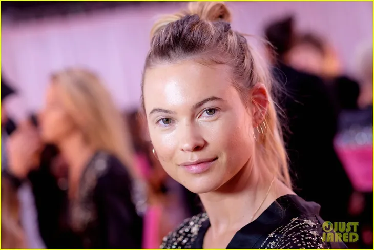 Vợ Adam Levine từ bỏ đồ ăn yêu thích vì Victorias Secret 2018 - Ảnh 2. Vợ Adam Levine từ bỏ đồ ăn yêu thích vì Victorias Secret 2018 - Ảnh 2.