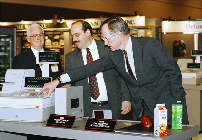 Cuộc đời oai hùng của George H.W. Bush: Từ phi công chiến đấu, Tổng thống Mỹ tới nhà từ thiện tỷ đô - Ảnh 7. Cuộc đời oai hùng của George H.W. Bush: Từ phi công chiến đấu, Tổng thống Mỹ tới nhà từ thiện tỷ đô - Ảnh 7.