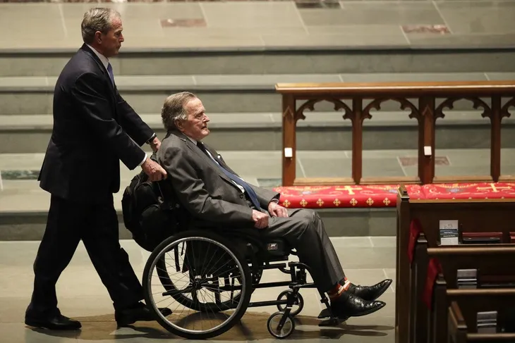 Cuộc đời oai hùng của George H.W. Bush: Từ phi công chiến đấu, Tổng thống Mỹ tới nhà từ thiện tỷ đô - Ảnh 10. Cuộc đời oai hùng của George H.W. Bush: Từ phi công chiến đấu, Tổng thống Mỹ tới nhà từ thiện tỷ đô - Ảnh 10.
