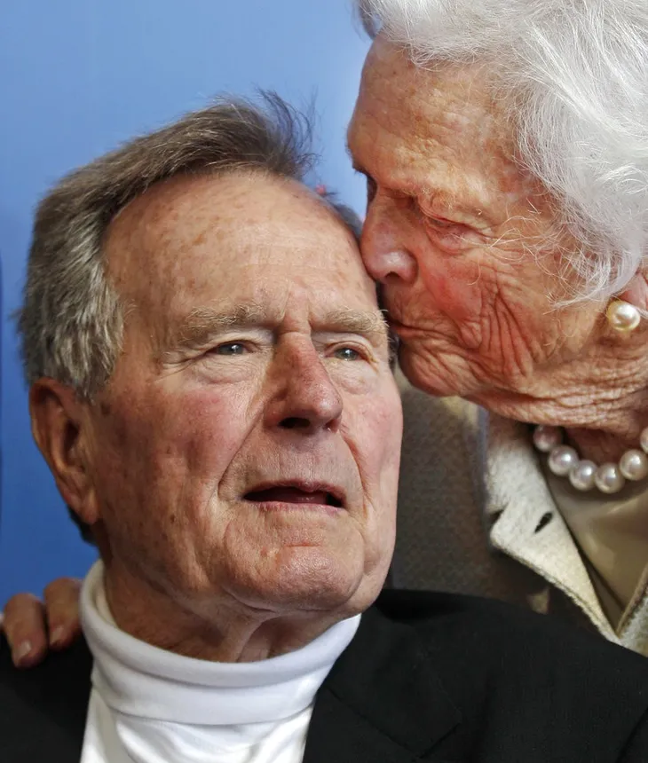 Cuộc đời oai hùng của George H.W. Bush: Từ phi công chiến đấu, Tổng thống Mỹ tới nhà từ thiện tỷ đô - Ảnh 4. Cuộc đời oai hùng của George H.W. Bush: Từ phi công chiến đấu, Tổng thống Mỹ tới nhà từ thiện tỷ đô - Ảnh 4.