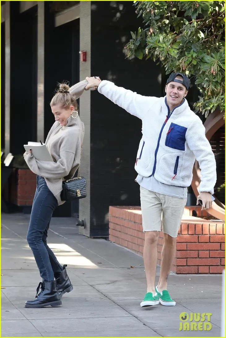 Dễ thương chưa, Justin Bieber khiêu vũ với vợ trên đường phố - Ảnh 1. Dễ thương chưa, Justin Bieber khiêu vũ với vợ trên đường phố - Ảnh 1.