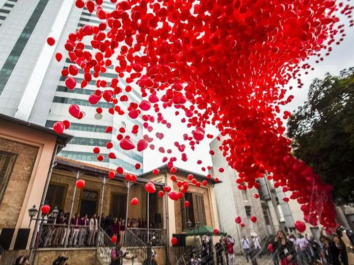 Bầu trời Sao Paulo, Brazil tràn ngập sắc đỏ bóng bay nhân ngày phòng chống HIV/AIDS - Ảnh 1. Bầu trời Sao Paulo, Brazil tràn ngập sắc đỏ bóng bay nhân ngày phòng chống HIV/AIDS - Ảnh 1.