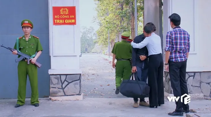 Cung đường tội lỗi - Tập 40: Té ngửa vì Phú Thịnh không phải con ruột, ông Hòa quay lưng tìm cách chiếm tập đoàn - Ảnh 11. Cung đường tội lỗi - Tập 40: Té ngửa vì Phú Thịnh không phải con ruột, ông Hòa quay lưng tìm cách chiếm tập đoàn - Ảnh 11.