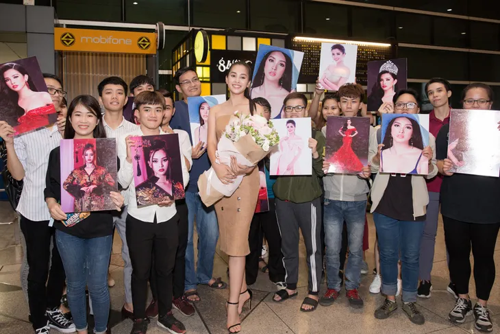 Hoa hậu Mỹ Linh ra sân bay đón Tiểu Vy trở về từ Miss World 2018 - Ảnh 8. Hoa hậu Mỹ Linh ra sân bay đón Tiểu Vy trở về từ Miss World 2018 - Ảnh 8.
